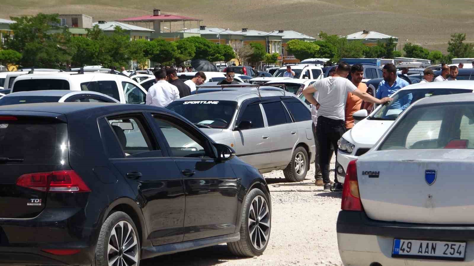 Van’da Kurban Bayramı arefesinde açık oto pazarında yoğunluk
