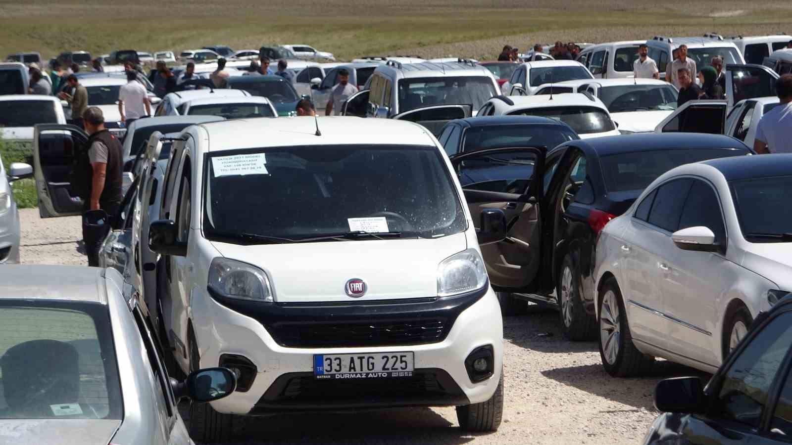 Van’da Kurban Bayramı arefesinde açık oto pazarında yoğunluk
