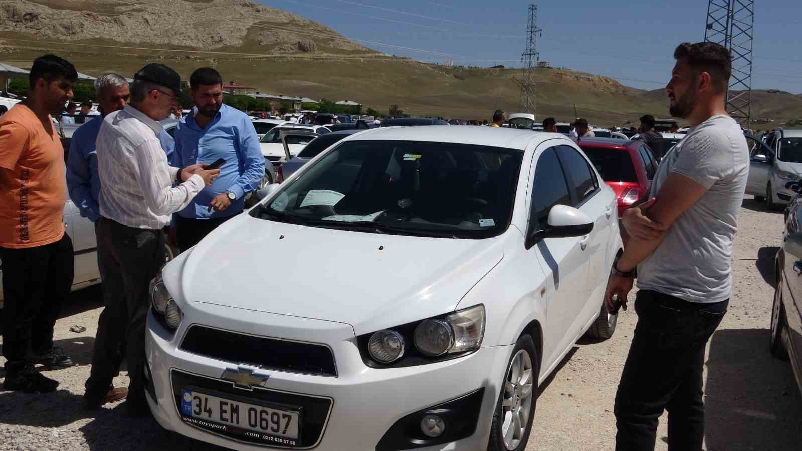 Van’da Kurban Bayramı arefesinde açık oto pazarında yoğunluk
