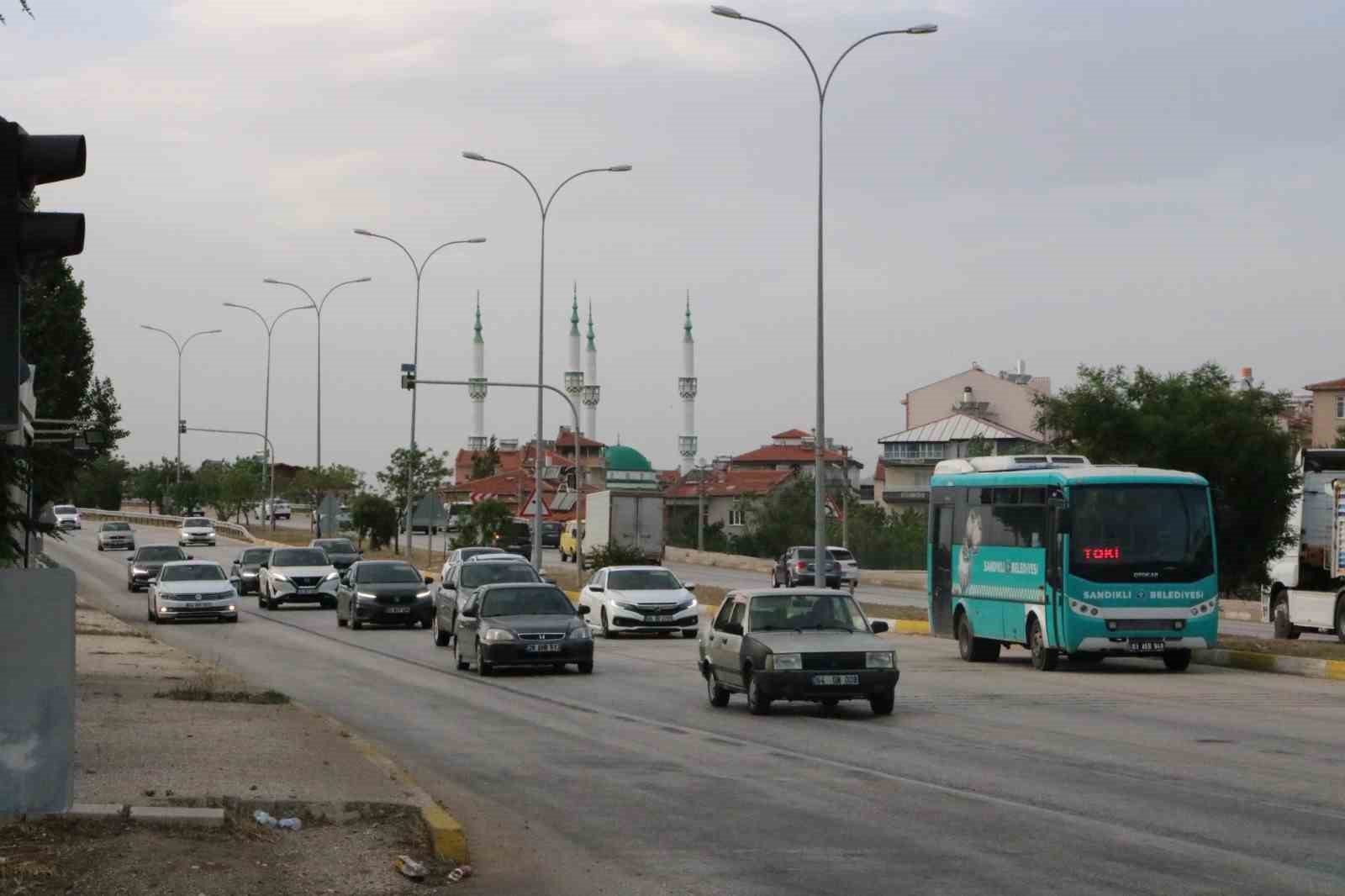 Afyonkarahisar-Antalya karayolunda bayram trafiği başladı
