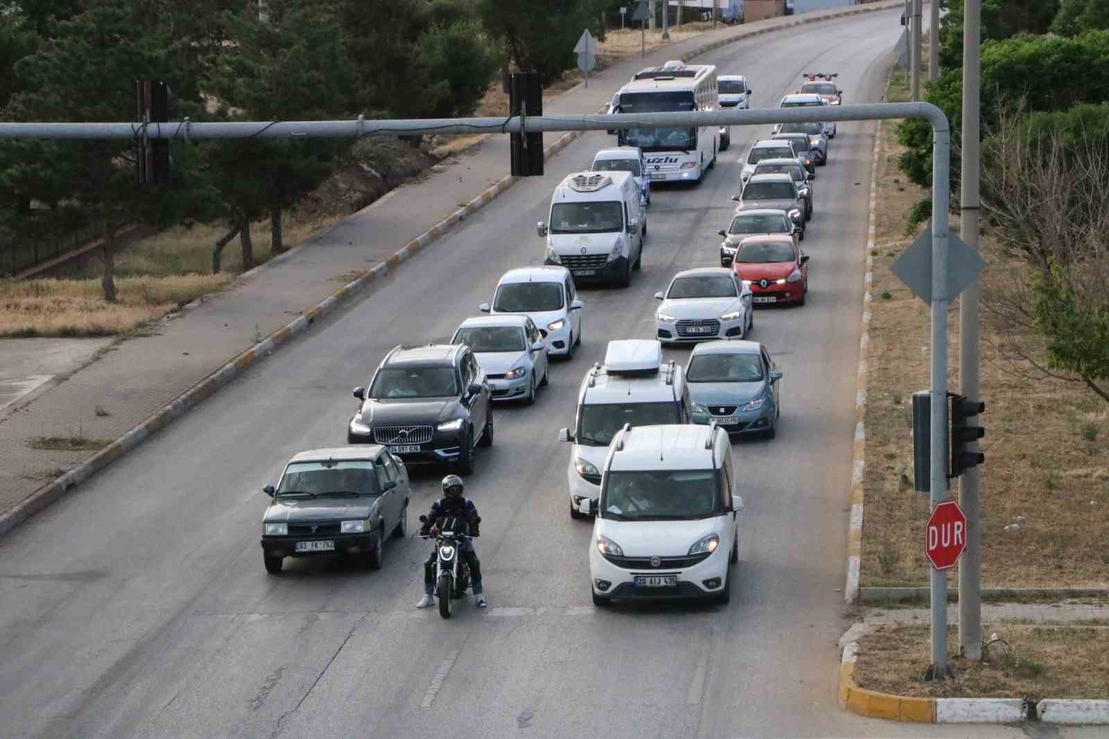 Afyonkarahisar-Antalya karayolunda bayram trafiği başladı
