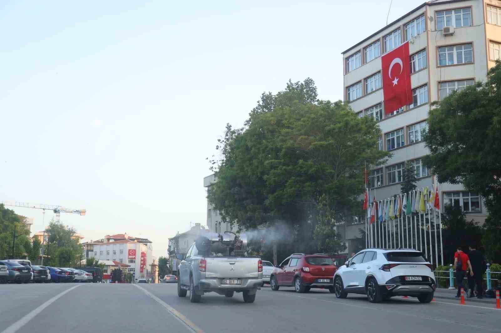 Aksaray Belediyesi Kurban Bayramı öncesi ilaçlama çalışmalarını artırdı
