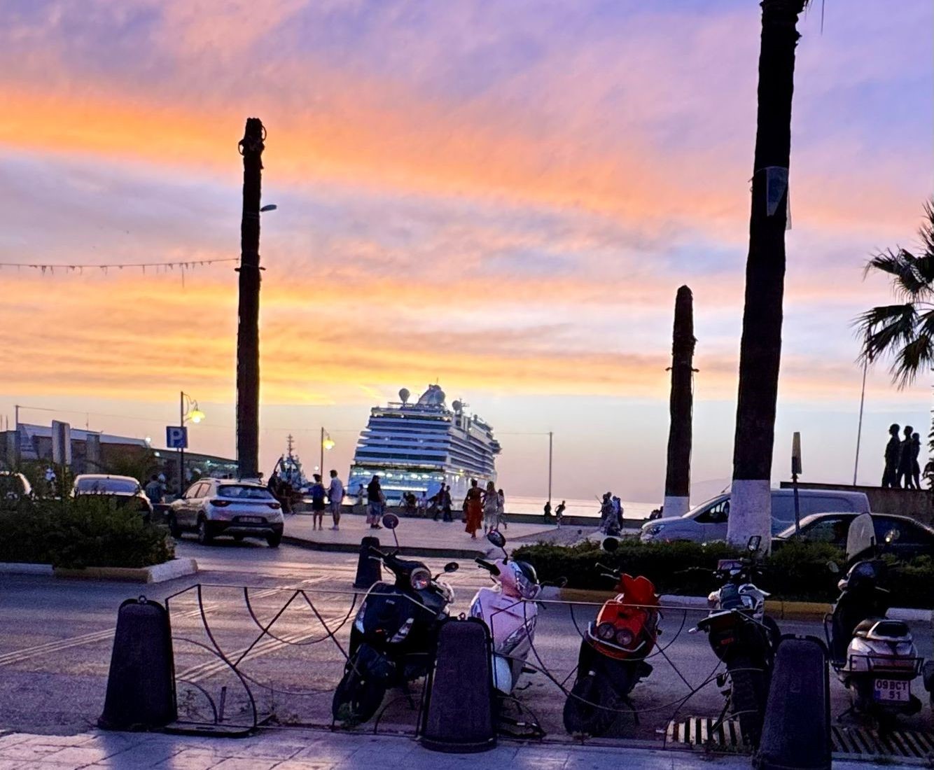 Kuşadası’nda gün batımı mest ediyor
