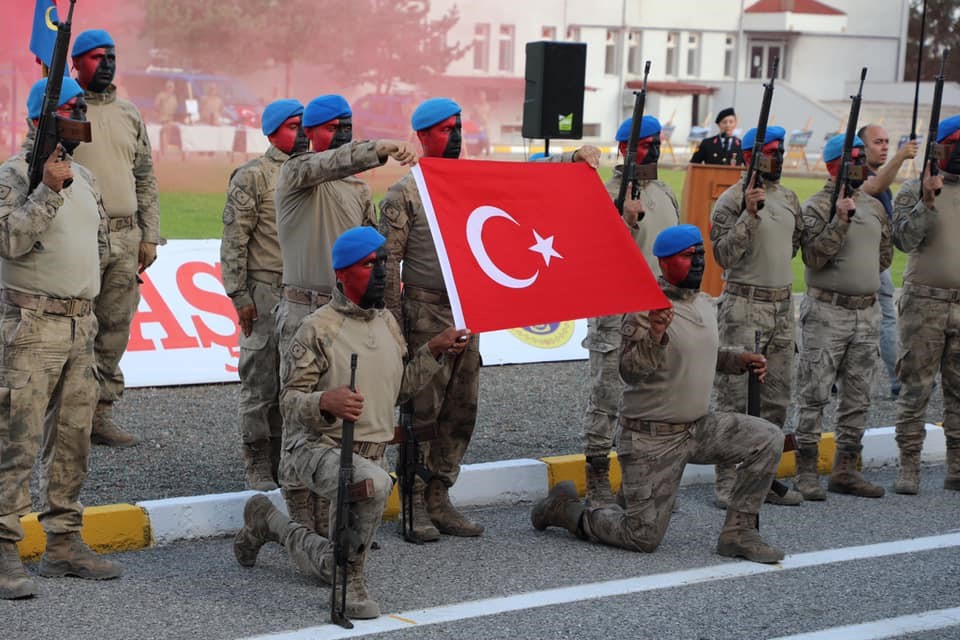 Erzincan’da jandarma komandolar gösterisiyle nefes kesti
