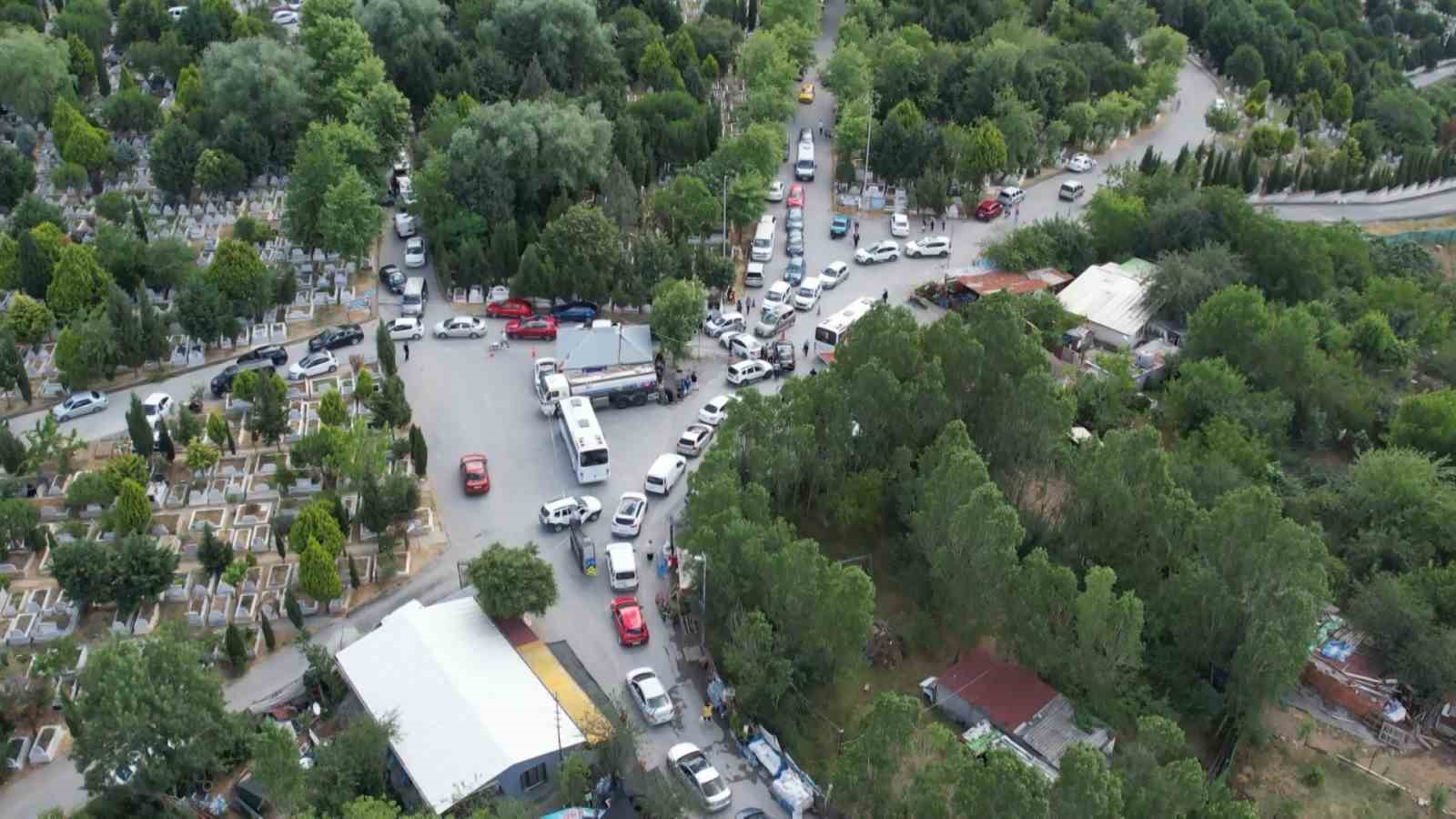 Sultangazi’de mezarlık yolunda uzun araç kuyruğu
