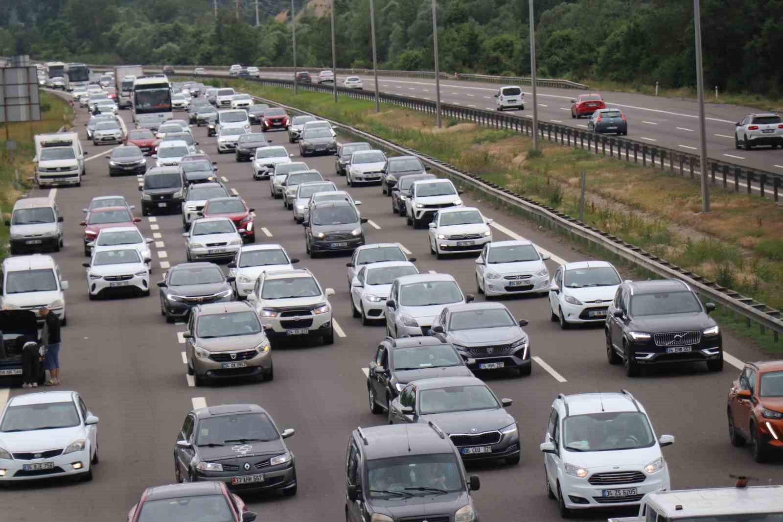 Tatilcilerin trafik çilesi sürüyor
