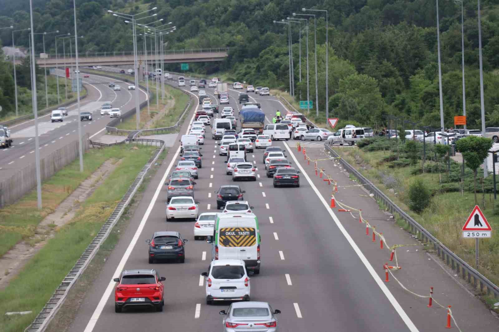 Tatilcilerin trafik çilesi sürüyor
