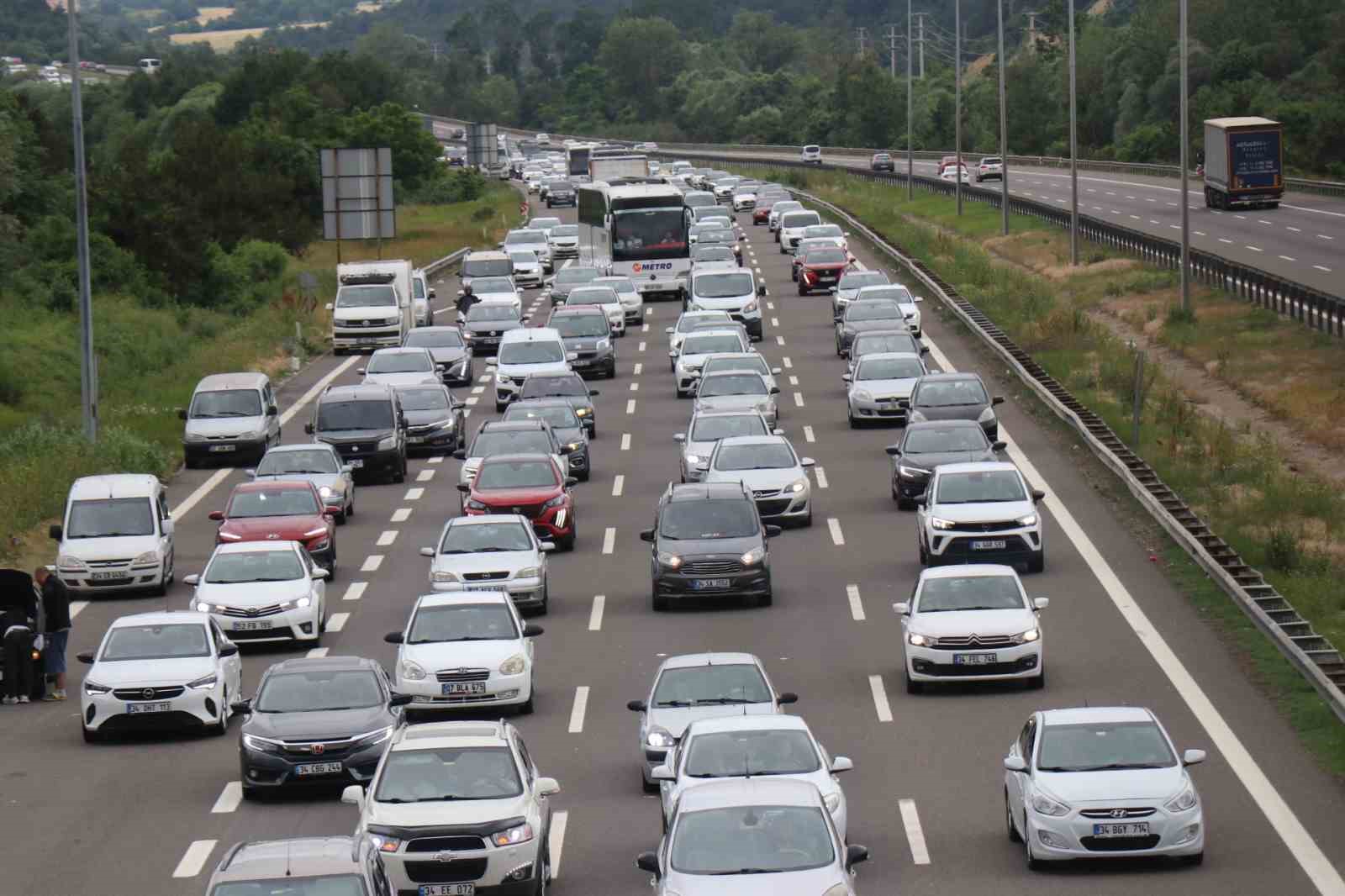 Tatilcilerin trafik çilesi sürüyor
