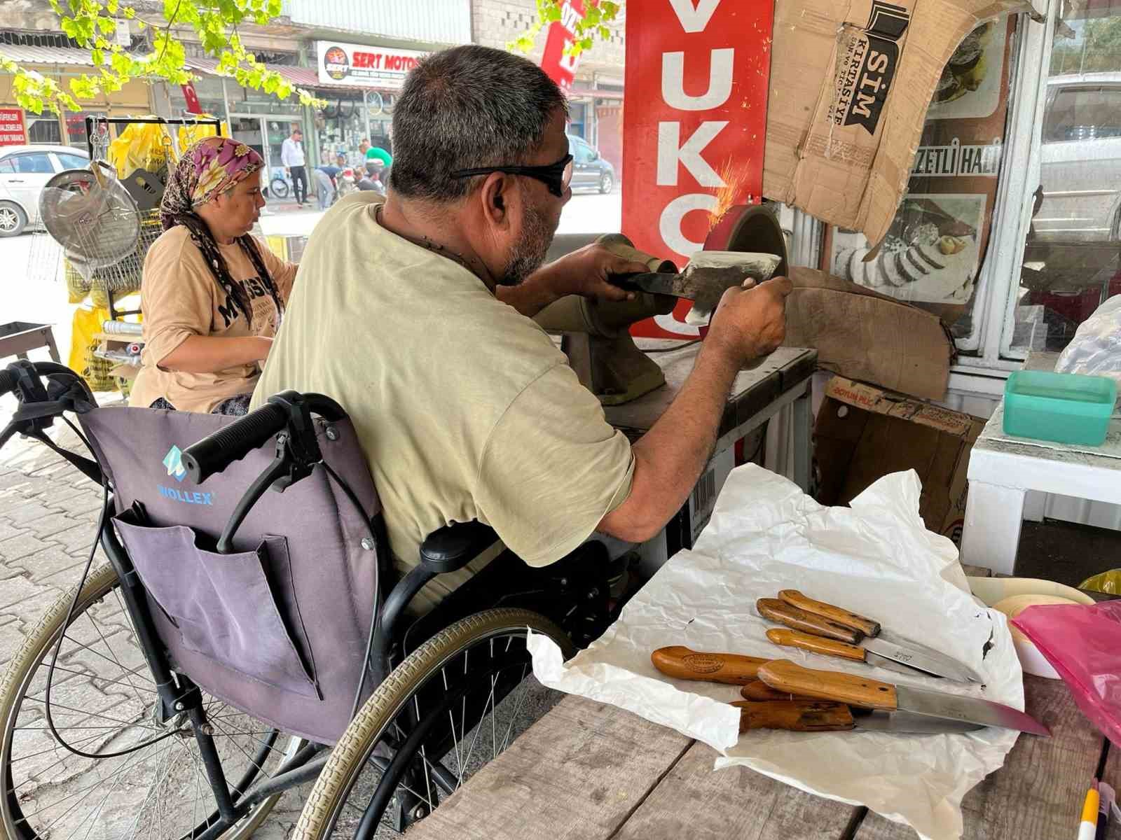 Hobi olarak başladığı bıçak bileme işi engelli vatandaşın mesleği oldu
