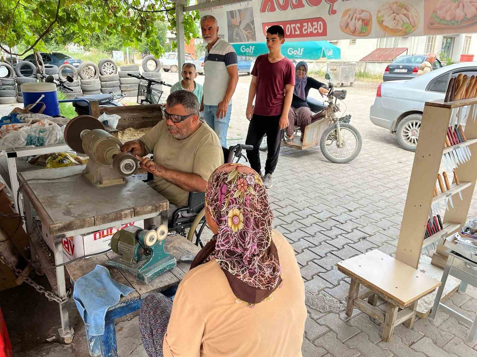 Hobi olarak başladığı bıçak bileme işi engelli vatandaşın mesleği oldu
