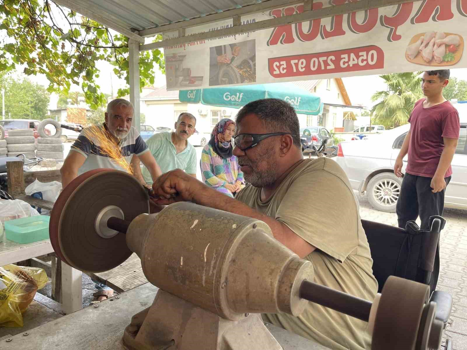 Hobi olarak başladığı bıçak bileme işi engelli vatandaşın mesleği oldu
