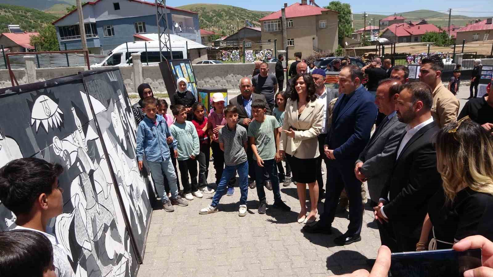 Tatvanlı öğrencilerden ünlü ressamlara taş çıkartacak eserler
