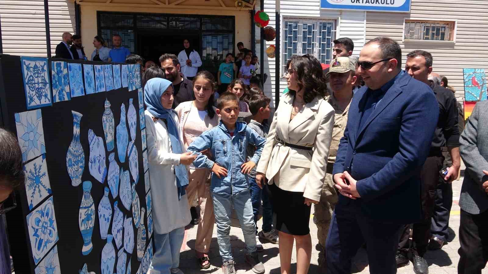 Tatvanlı öğrencilerden ünlü ressamlara taş çıkartacak eserler
