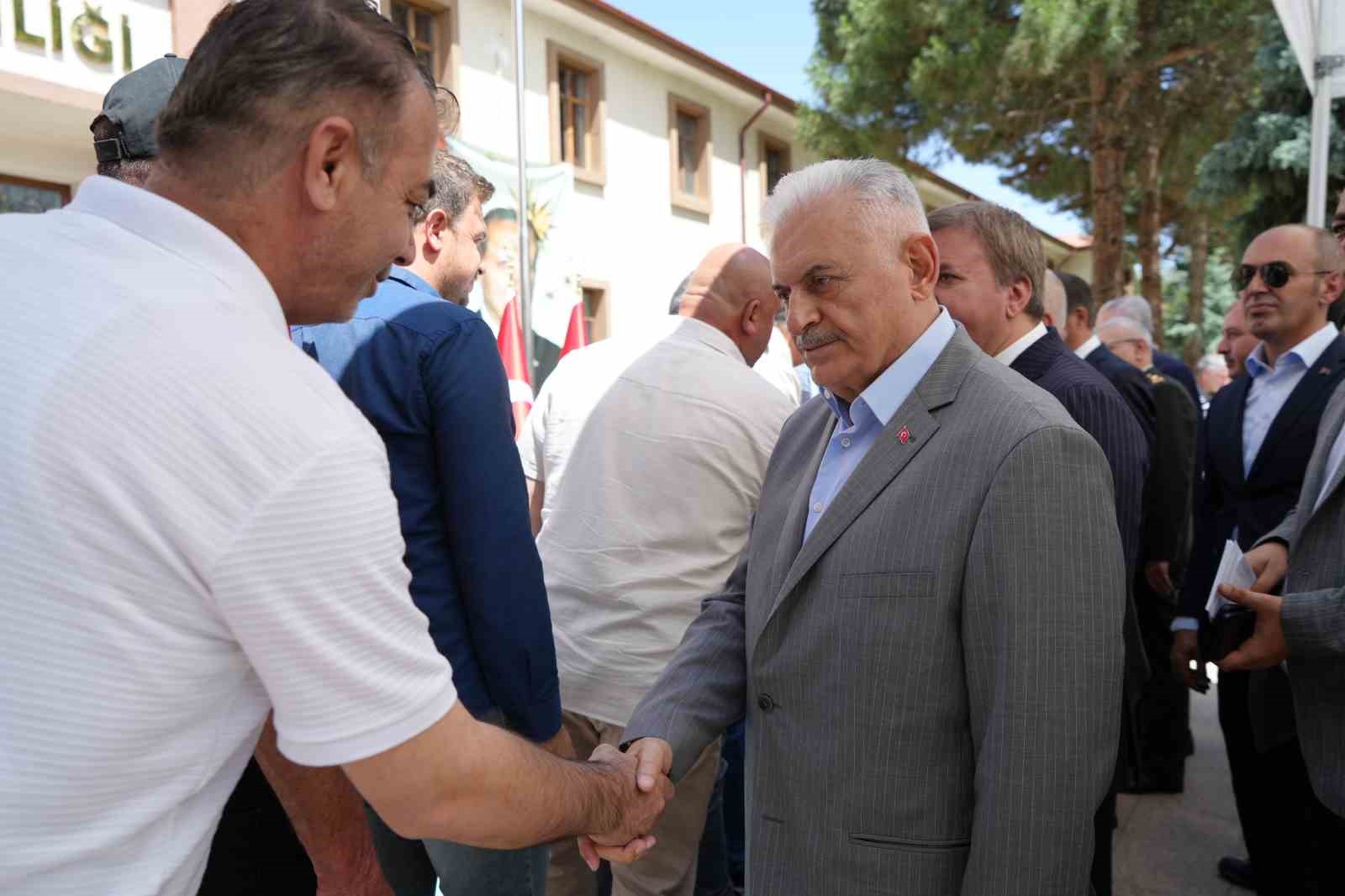 Binali Yıldırım memleketi Erzincan’da bayramlaşma programına katıldı
