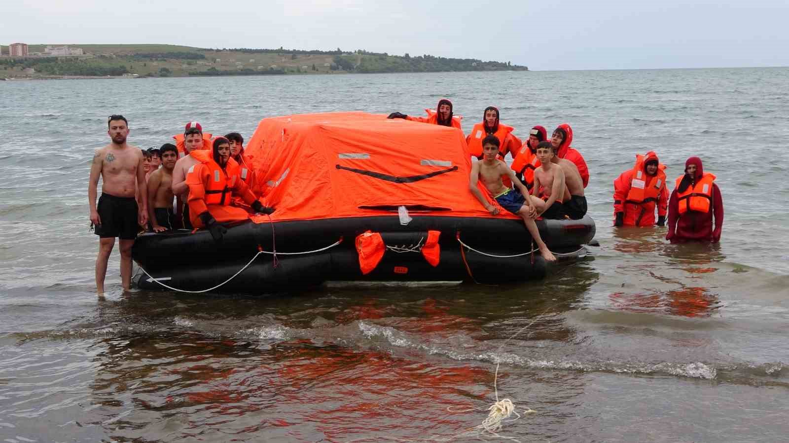 Tatvan’da öğrenciler denizde canlı kalabilme eğitimi gördü
