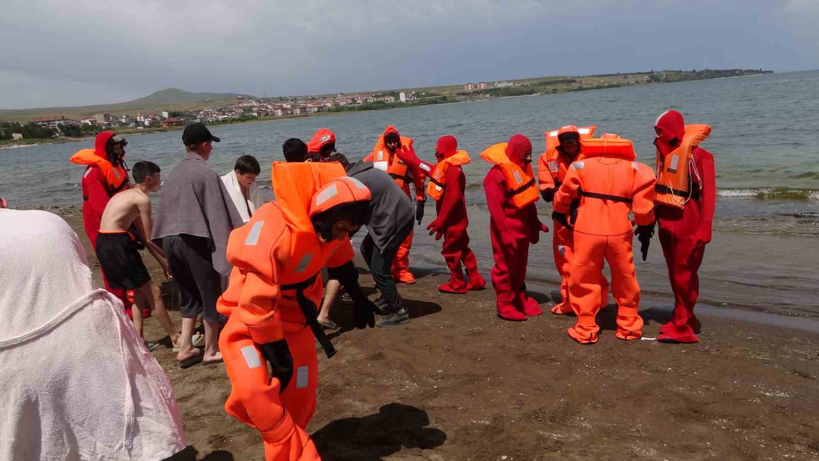 Tatvan’da öğrenciler denizde canlı kalabilme eğitimi gördü
