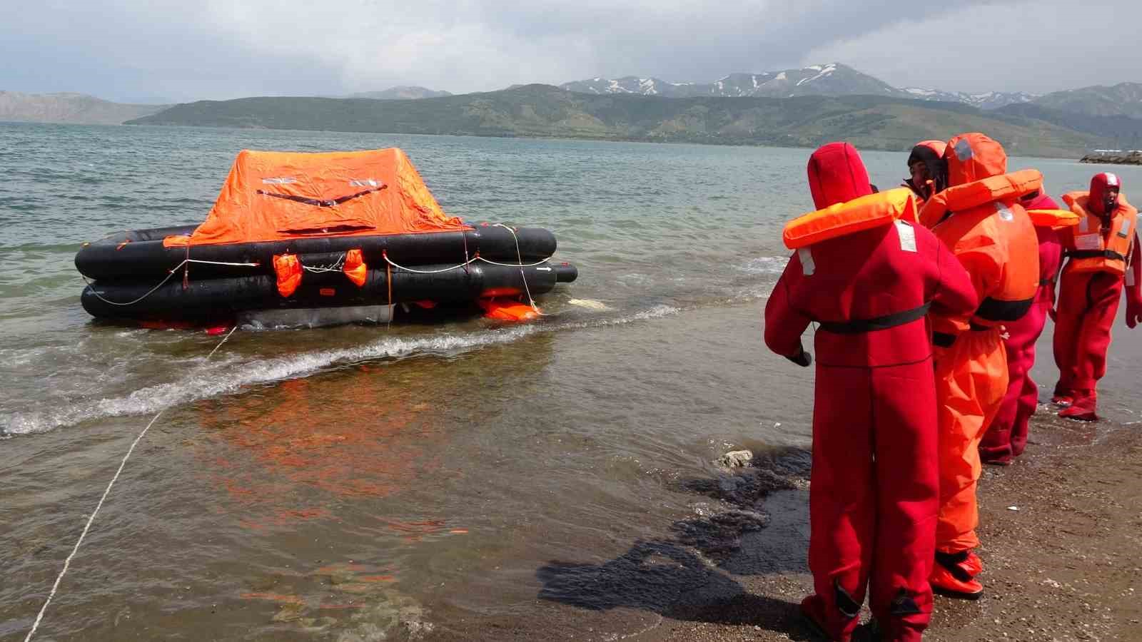 Tatvan’da öğrenciler denizde canlı kalabilme eğitimi gördü
