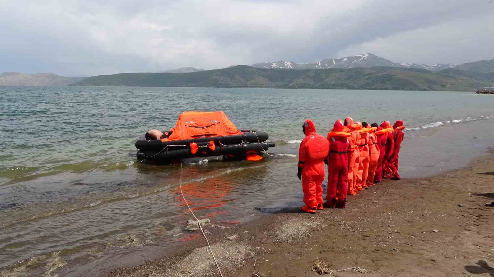 Tatvan’da öğrenciler denizde canlı kalabilme eğitimi gördü
