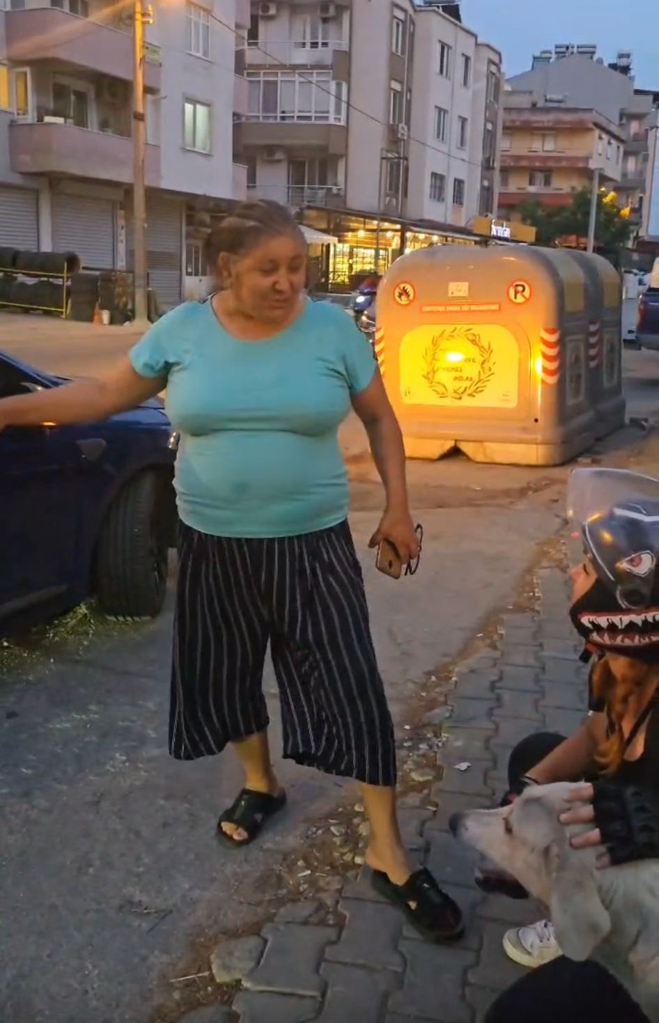 Sevimli köpek, parka dinlenmeye gelen kadının terliğini çaldı
