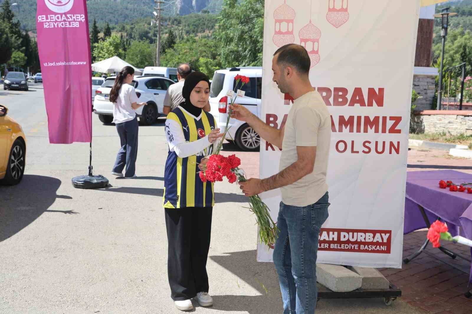 Şehzedeler Belediyesi kabristanda yüreklere dokundu
