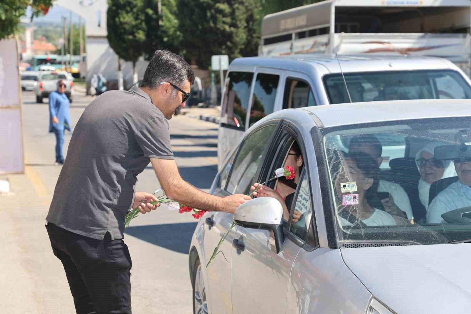 Şehzedeler Belediyesi kabristanda yüreklere dokundu
