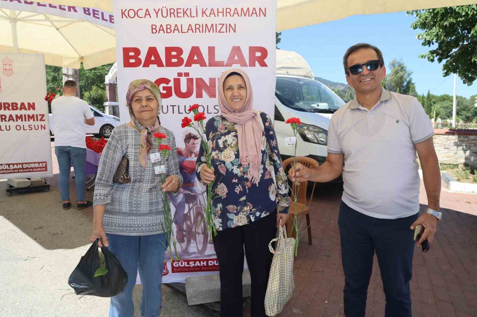 Şehzedeler Belediyesi kabristanda yüreklere dokundu
