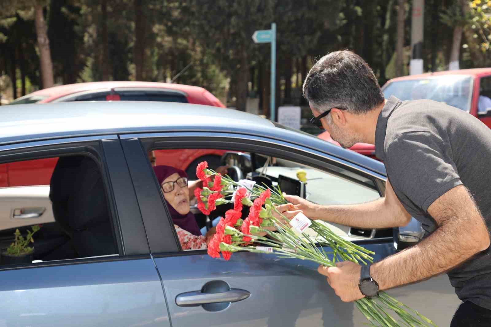 Şehzedeler Belediyesi kabristanda yüreklere dokundu
