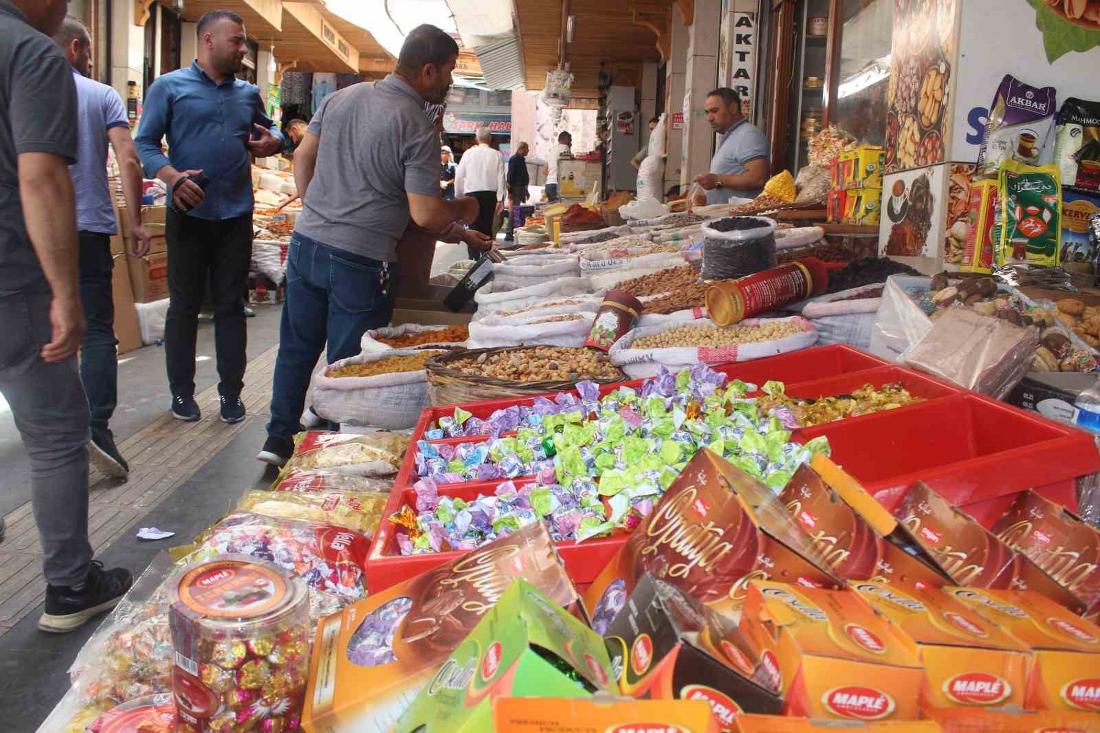 Siirt’te çarşı ve pazarda bayram yoğunluğu
