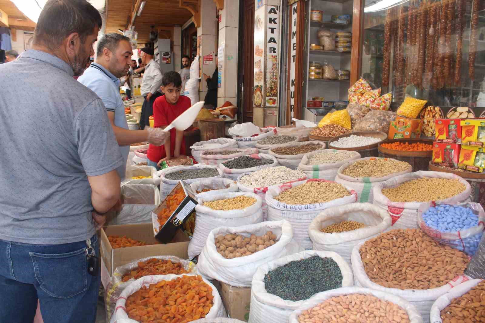 Siirt’te çarşı ve pazarda bayram yoğunluğu
