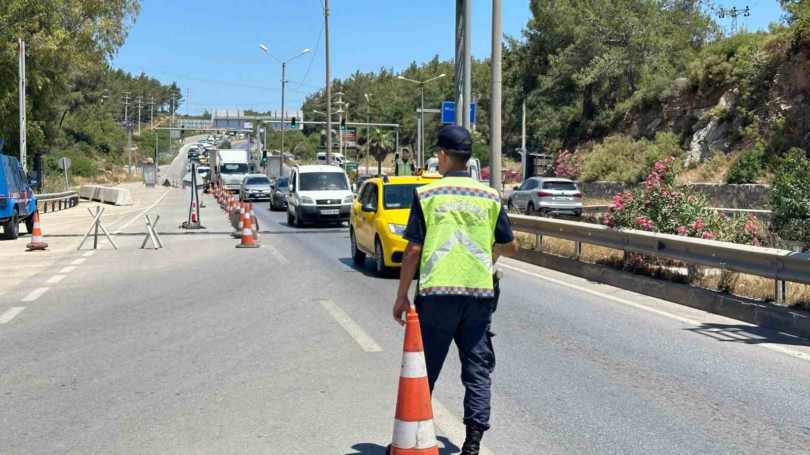 Bodrum’da kırmızı alarm, güvenlik seviyesi en üst düzeye çıkarıldı, kilometrelerce araç kuyrukları oluştu
