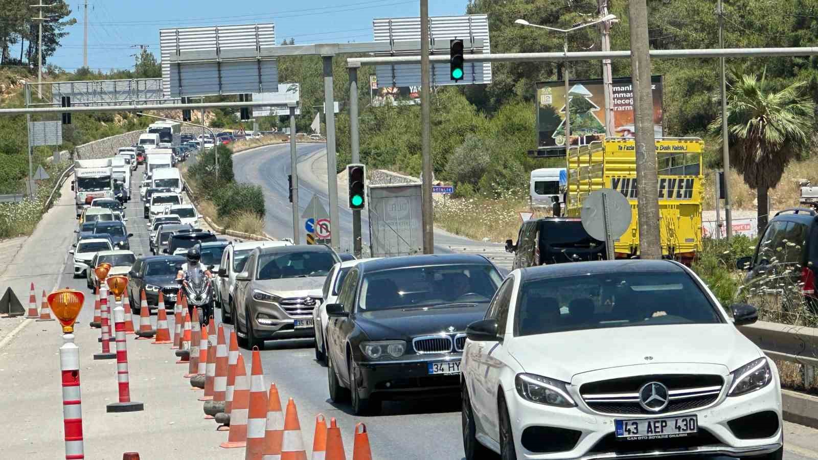 Bodrum’da kırmızı alarm, güvenlik seviyesi en üst düzeye çıkarıldı, kilometrelerce araç kuyrukları oluştu
