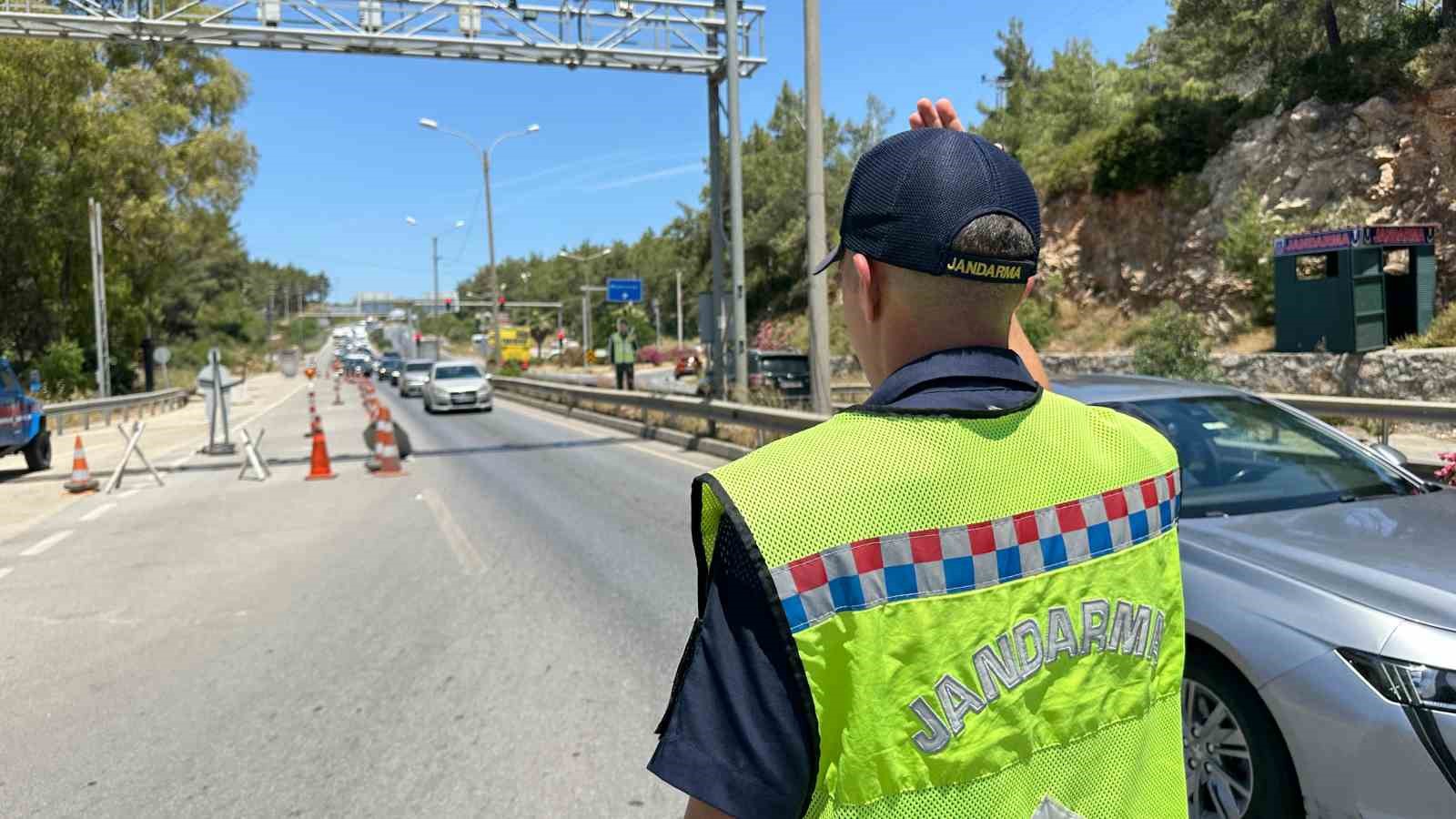 Bodrum’da kırmızı alarm, güvenlik seviyesi en üst düzeye çıkarıldı, kilometrelerce araç kuyrukları oluştu
