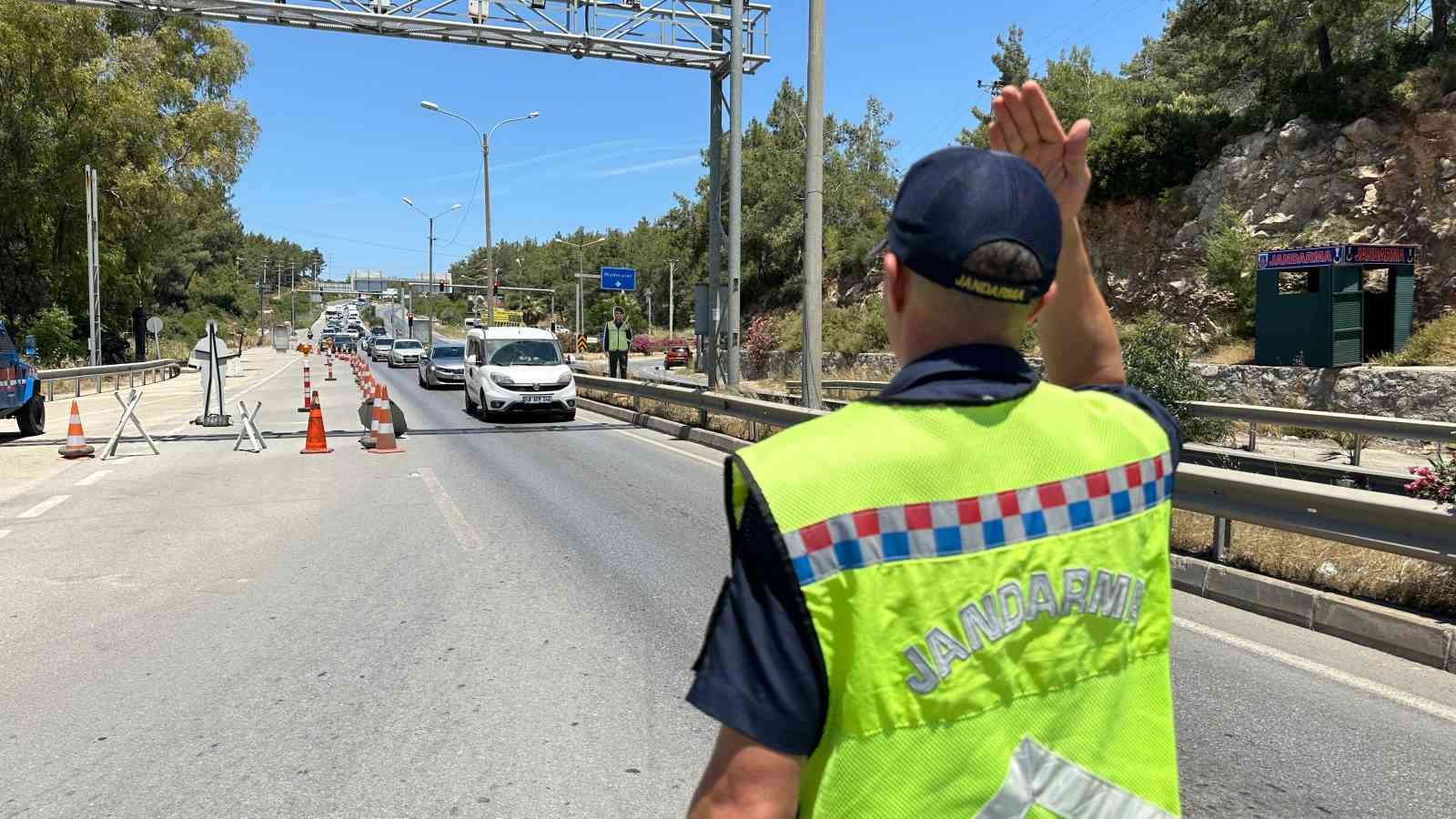 Bodrum’da kırmızı alarm, güvenlik seviyesi en üst düzeye çıkarıldı, kilometrelerce araç kuyrukları oluştu
