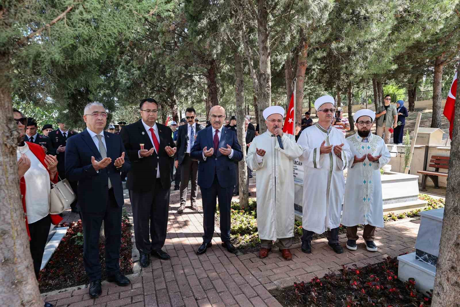 Şehitliklerde hüzünlü bayramlaşma
