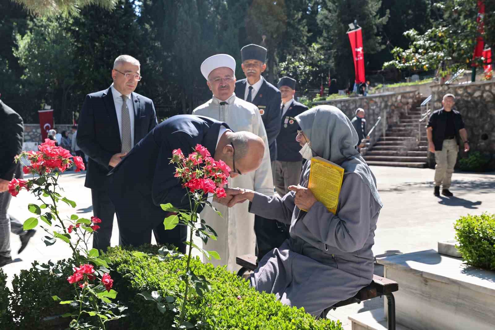 Şehitliklerde hüzünlü bayramlaşma
