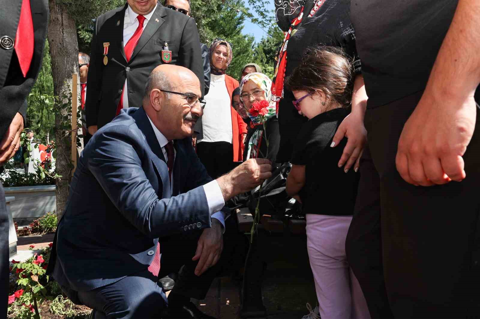 Şehitliklerde hüzünlü bayramlaşma
