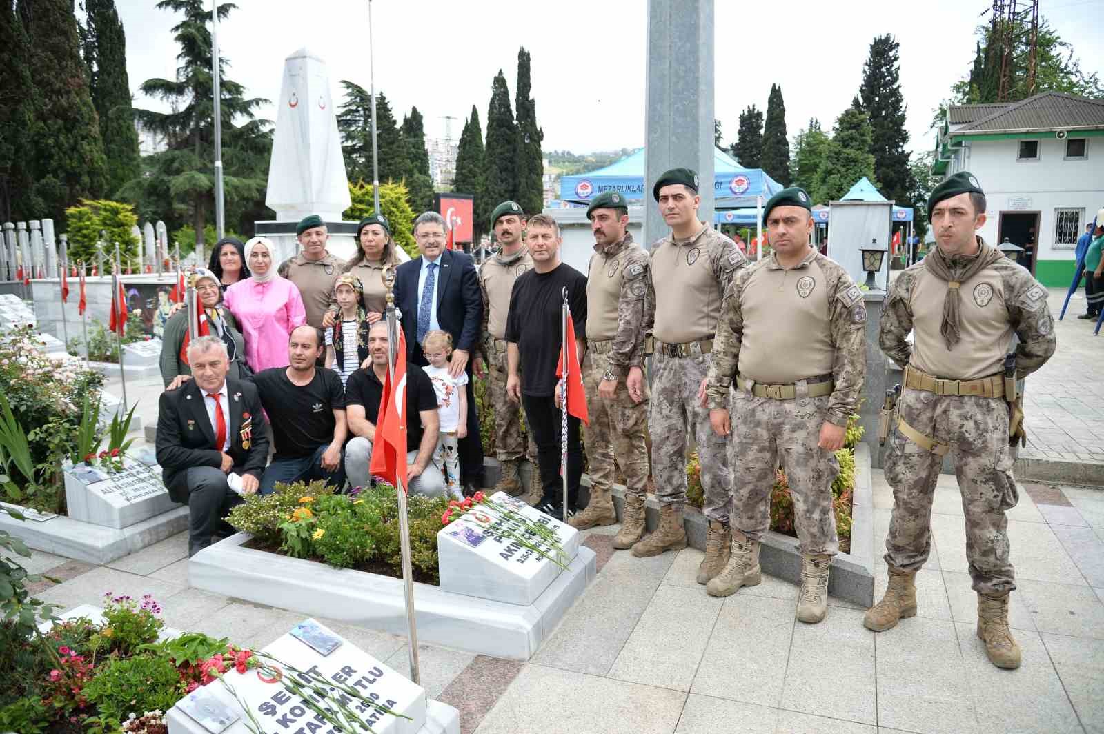 Şehit mezarlarına karanfil bıraktılar, şehit aileleri ile bayramlaştılar
