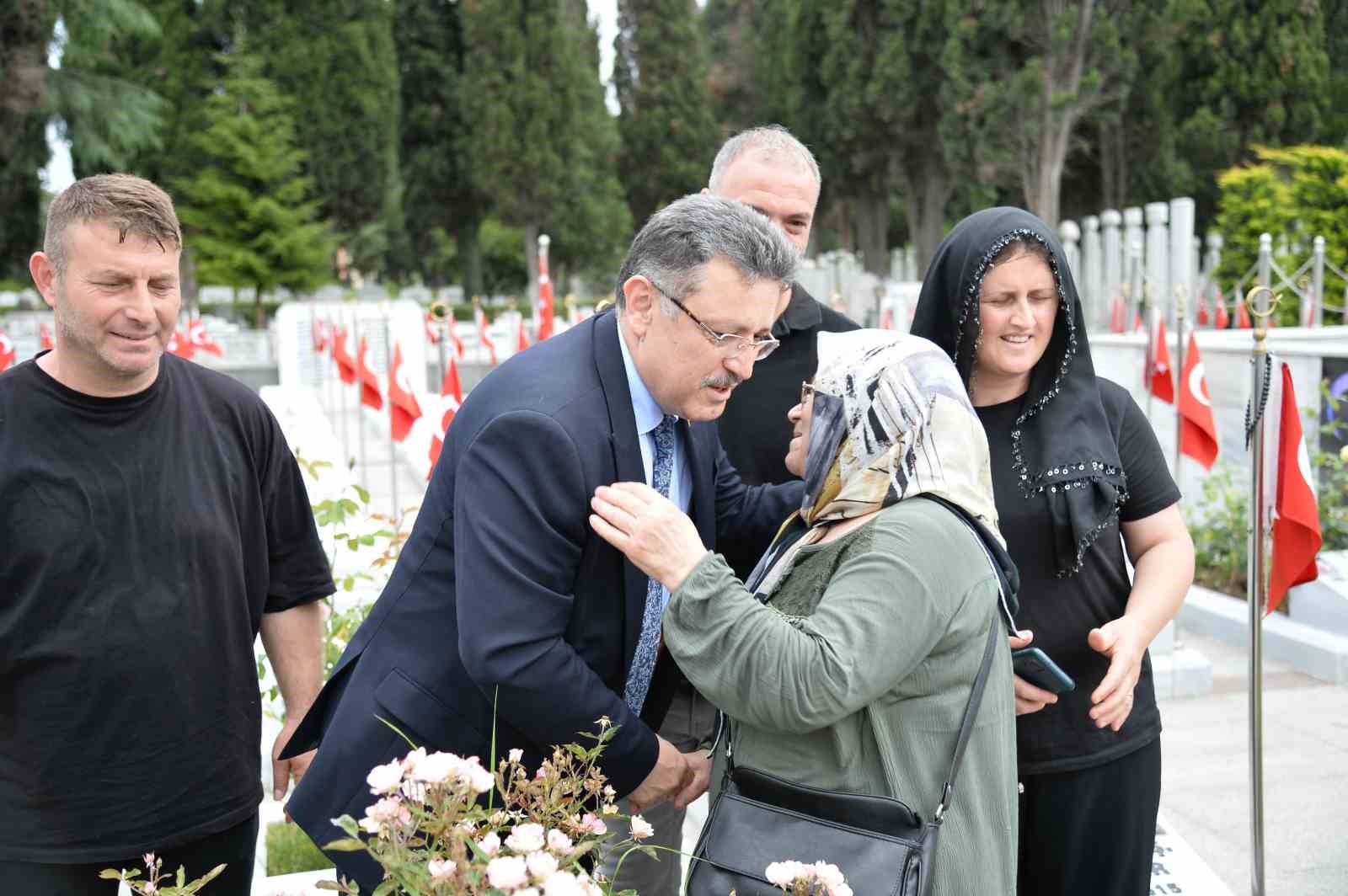 Şehit mezarlarına karanfil bıraktılar, şehit aileleri ile bayramlaştılar
