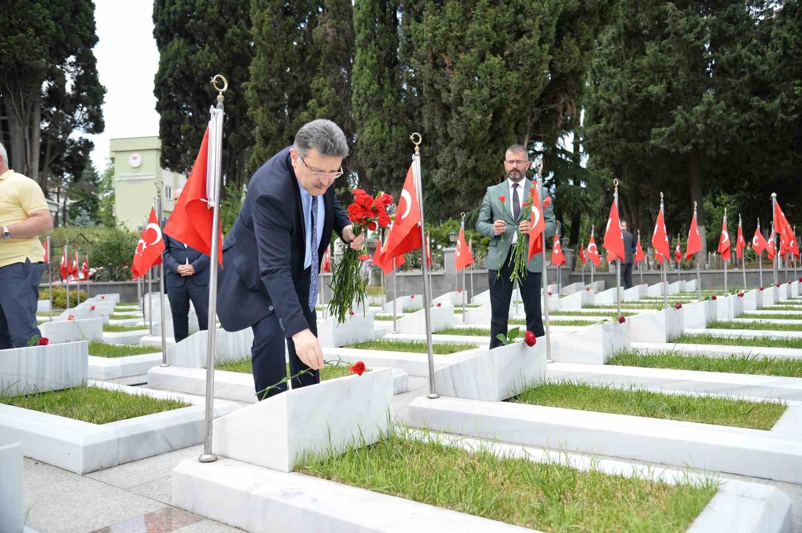 Şehit mezarlarına karanfil bıraktılar, şehit aileleri ile bayramlaştılar
