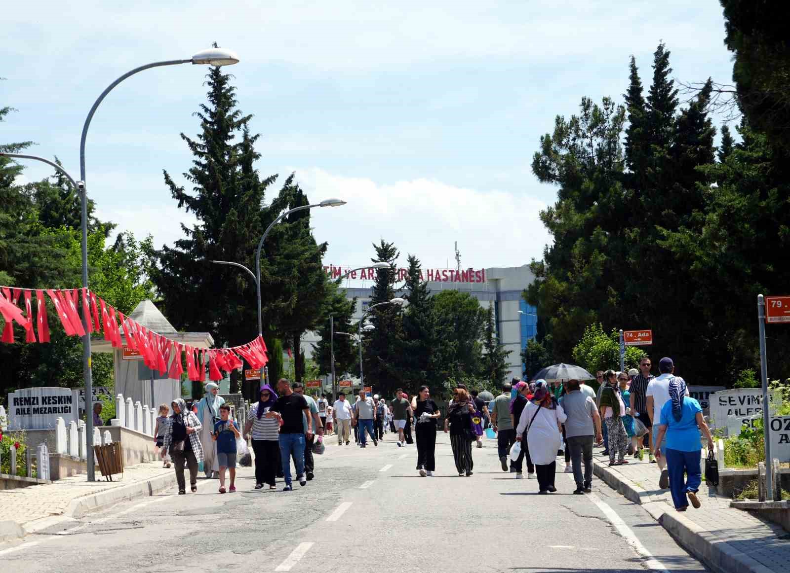 kurban Bayramı öncesi mezarlıklar doldu taştı
