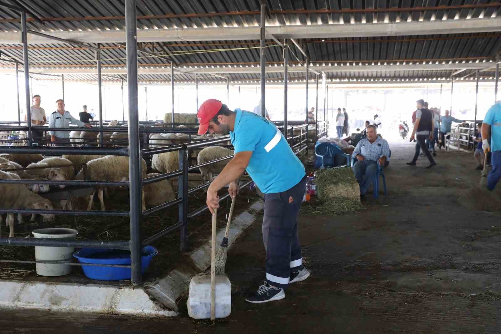 Başkan Yetişkin’den arife mesaisi
