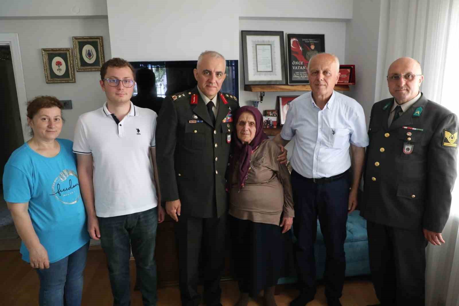 15 Temmuz kahramanı Gazi Tümgeneral, şehit annesini mezarlığa götürdü
