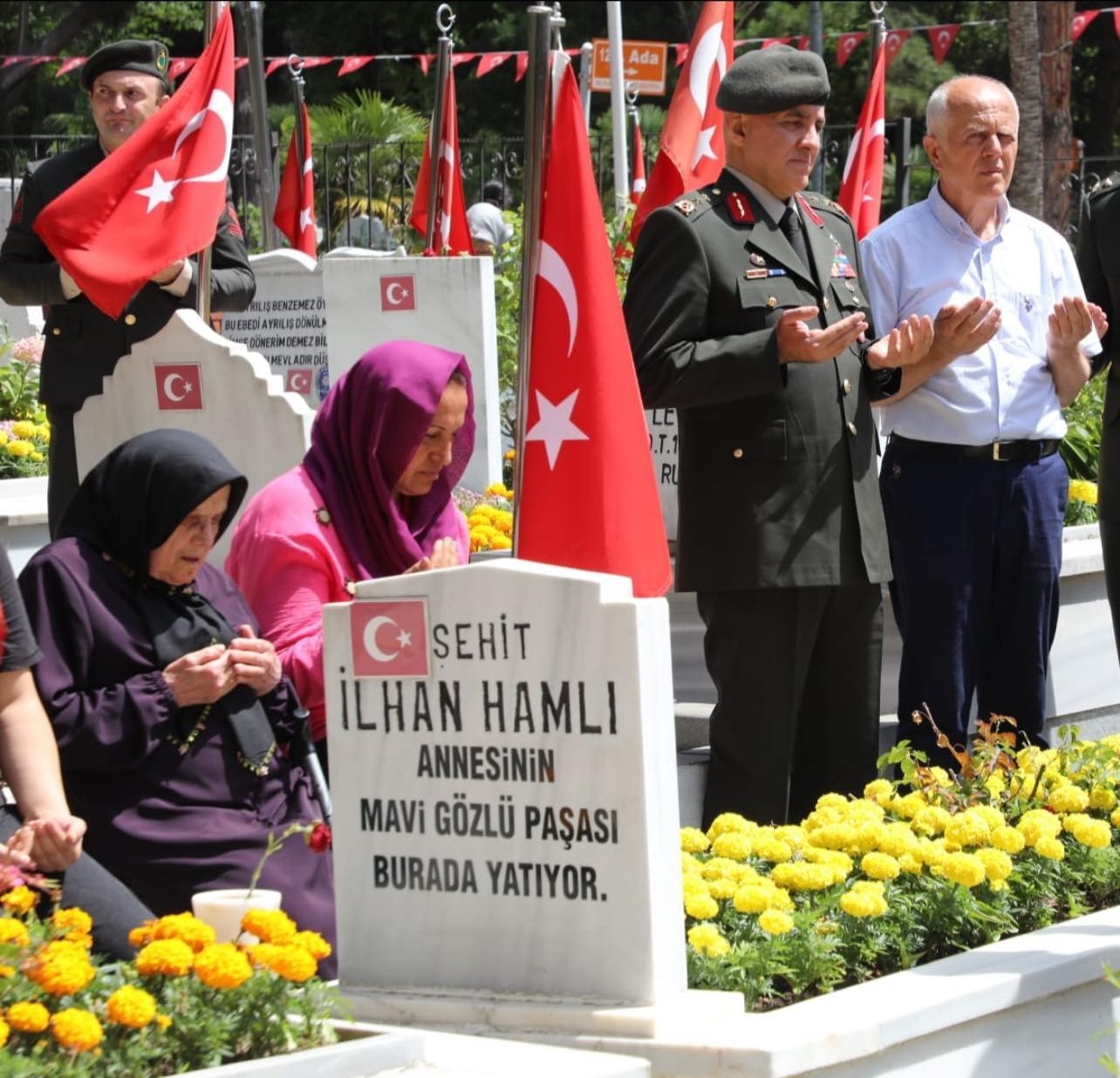 15 Temmuz kahramanı Gazi Tümgeneral, şehit annesini mezarlığa götürdü
