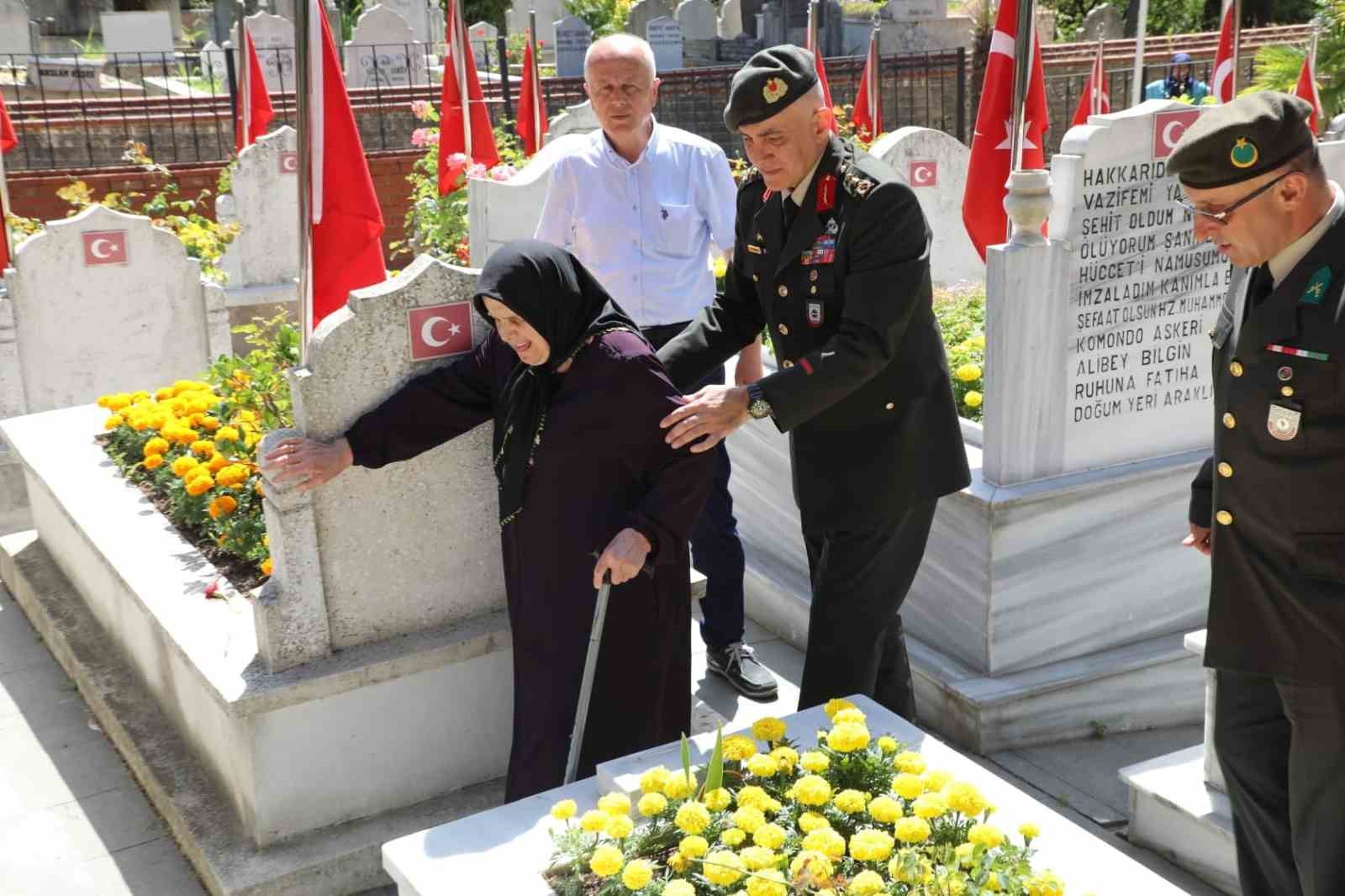 15 Temmuz kahramanı Gazi Tümgeneral, şehit annesini mezarlığa götürdü
