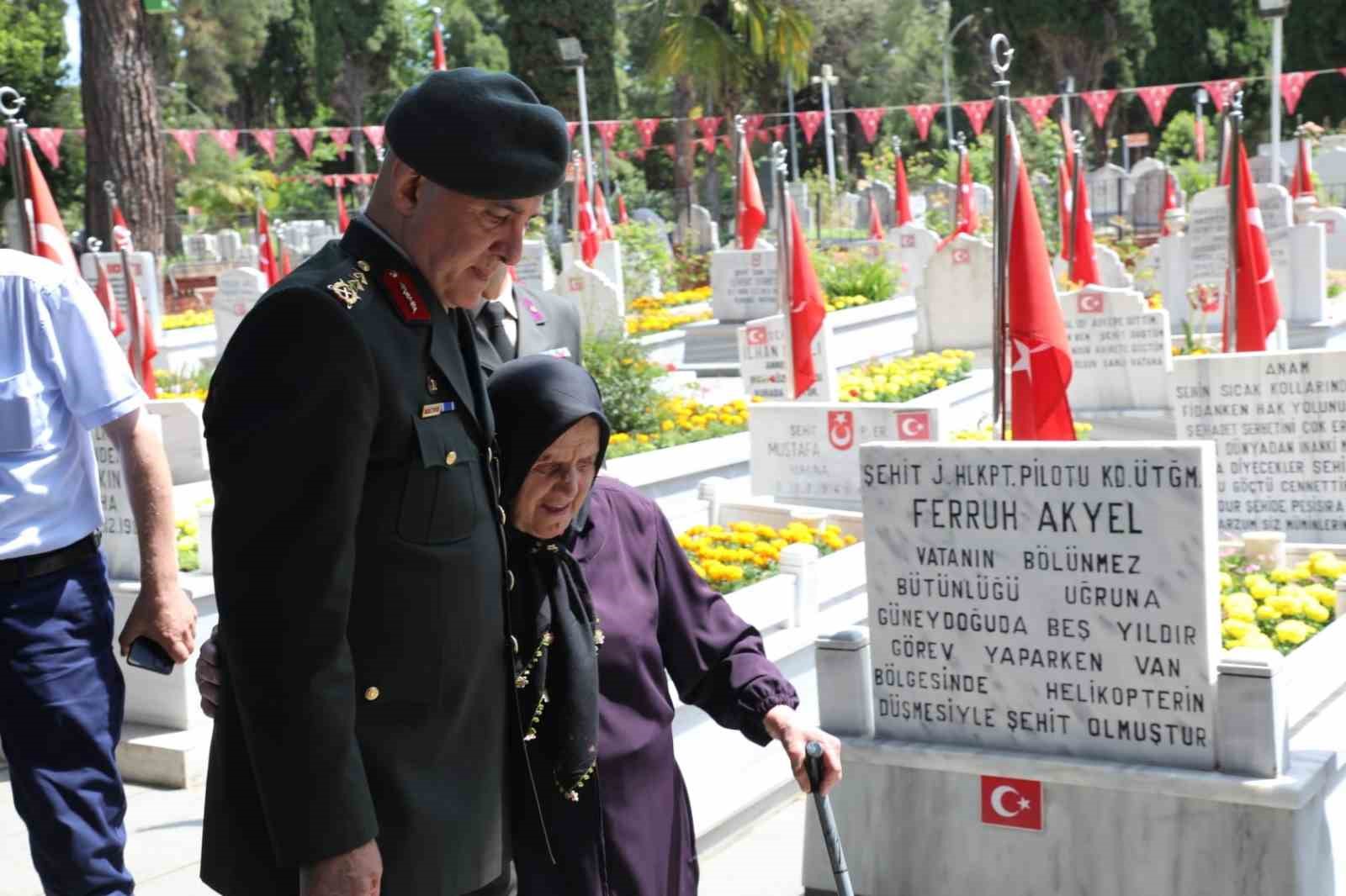 15 Temmuz kahramanı Gazi Tümgeneral, şehit annesini mezarlığa götürdü
