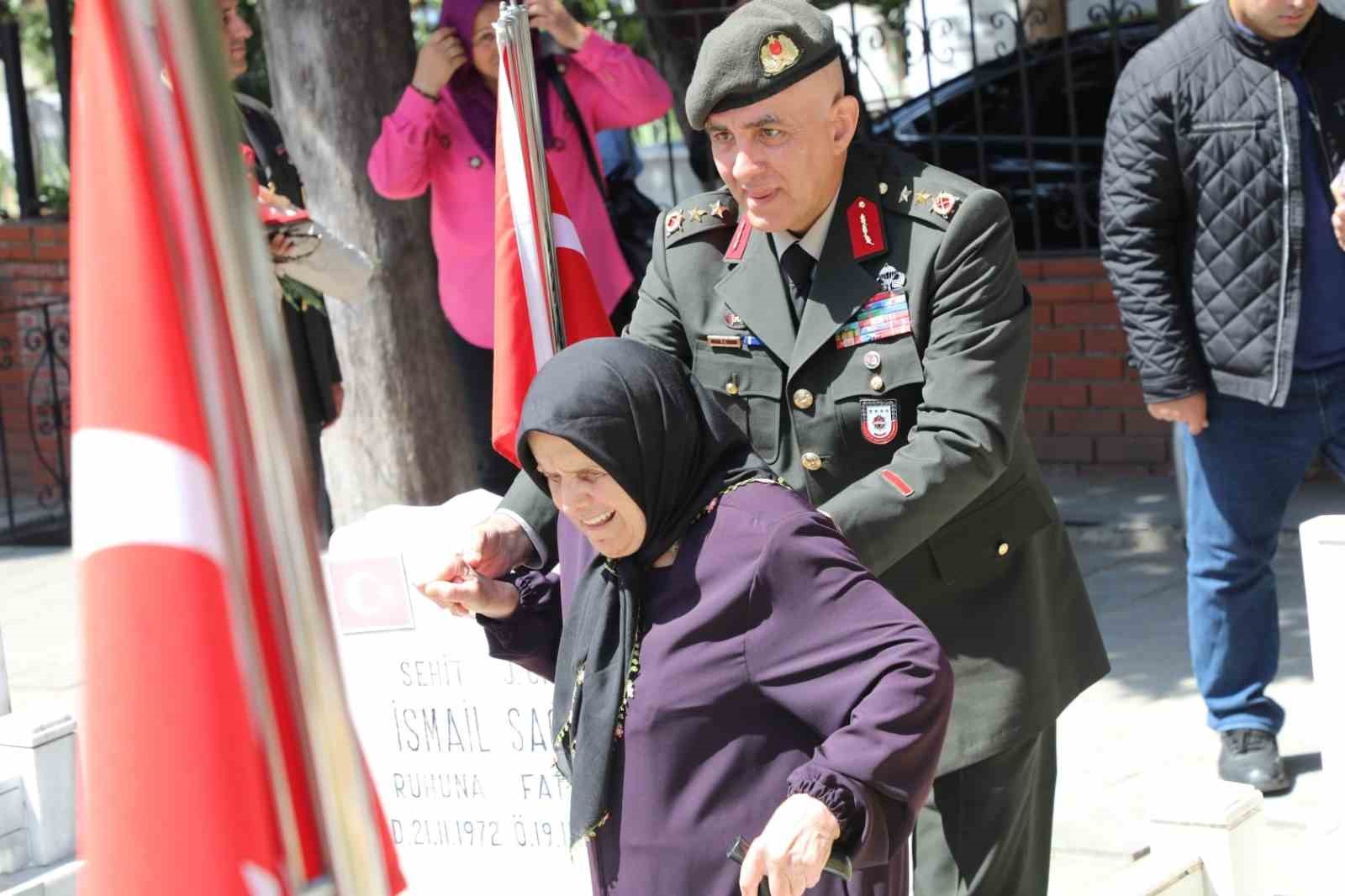 15 Temmuz kahramanı Gazi Tümgeneral, şehit annesini mezarlığa götürdü
