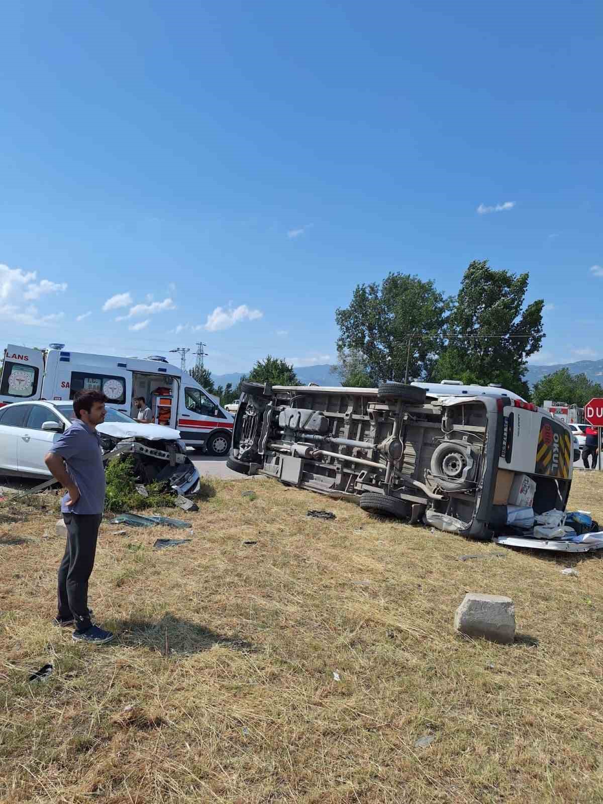 Tokat’ta bayram tatiline giderken kaza yaptılar: 3’ü ağır 18 yaralı
