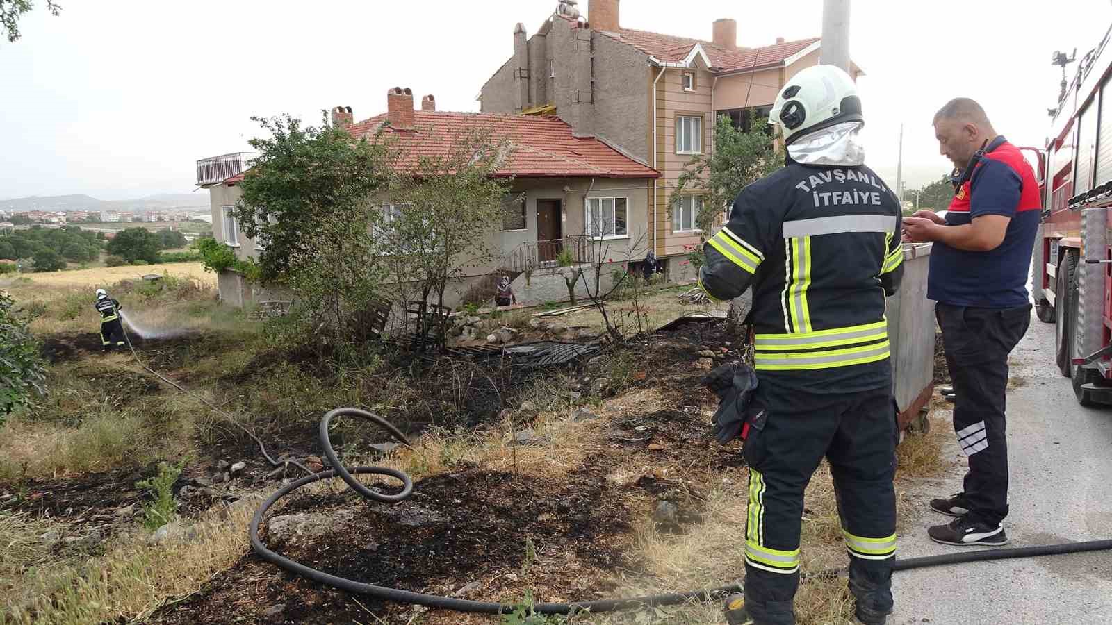 Tavşanlı’da evlerin arasında ot yangını korkuttu
