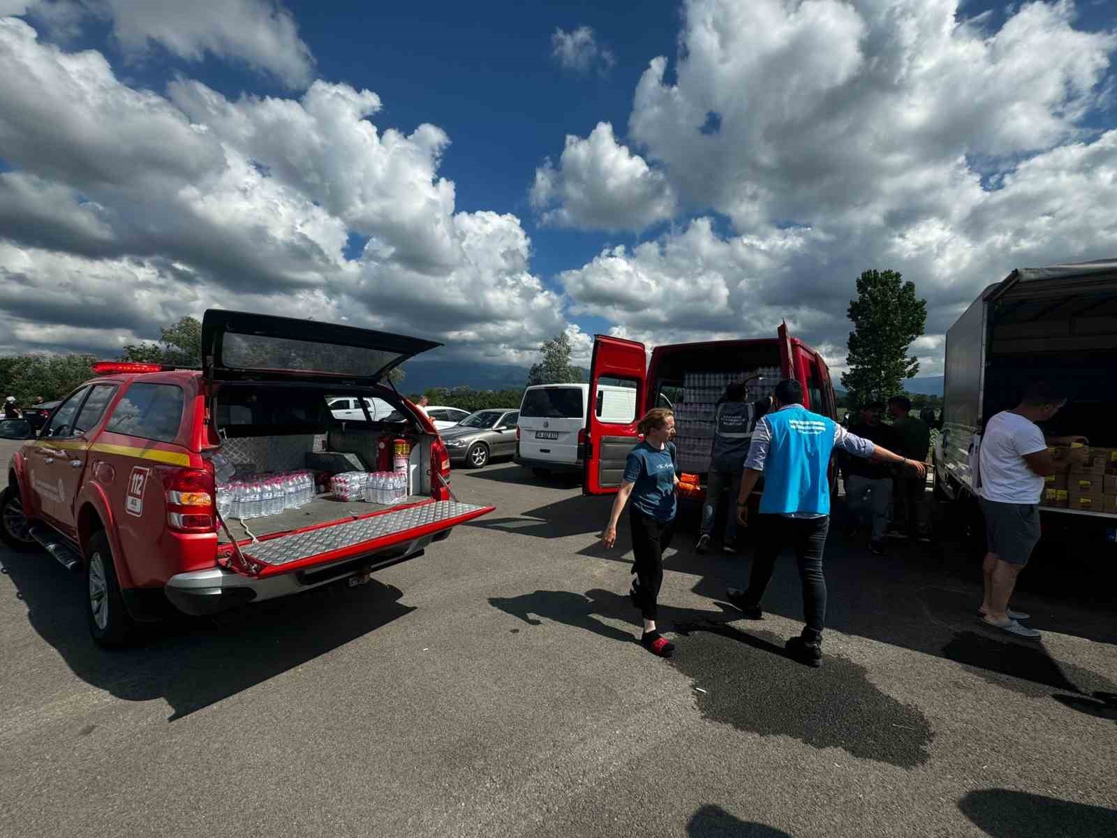 Bayram trafiğinde kalanlara su ve yiyecek ikramı büyükşehirden
