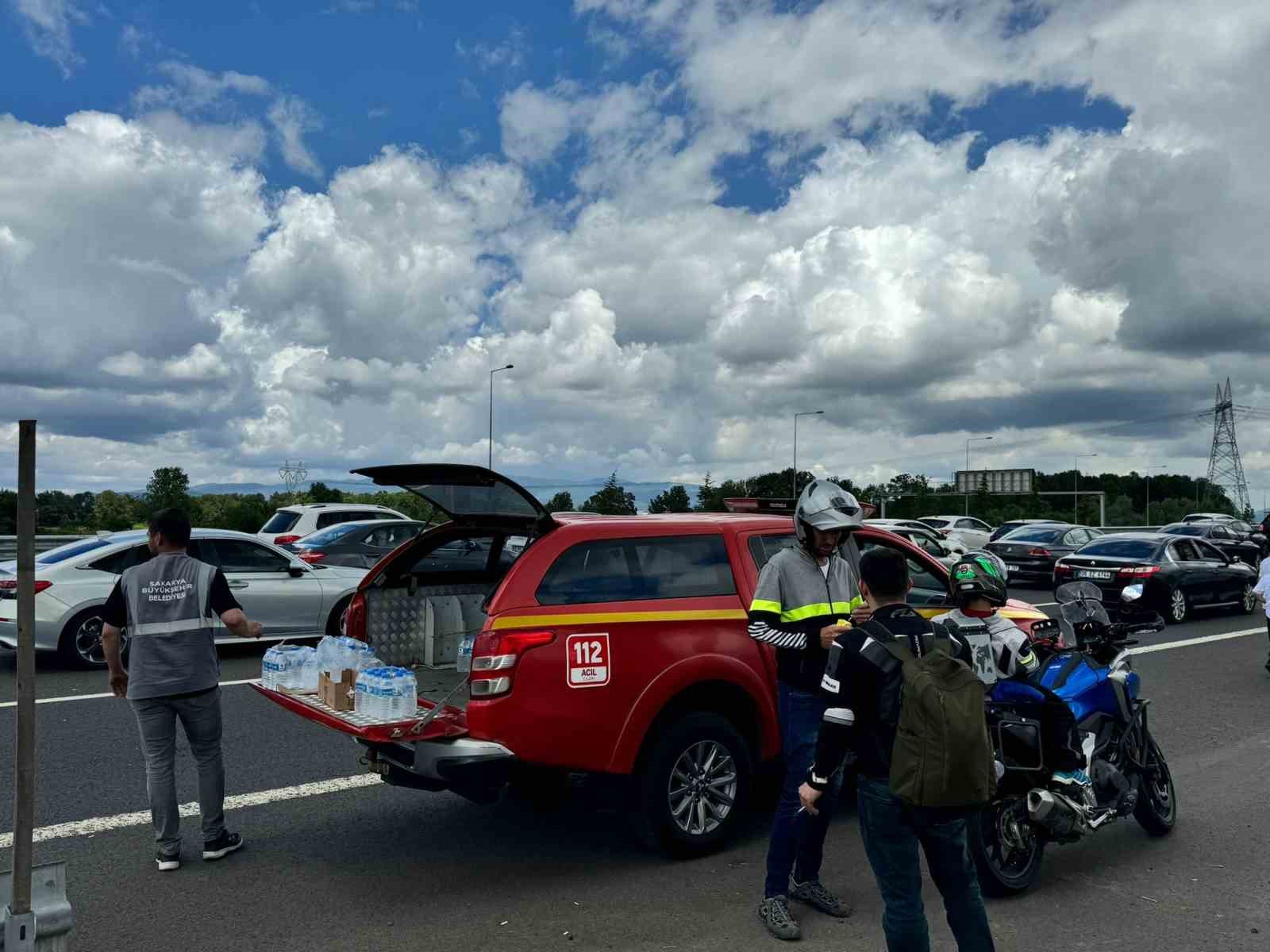 Bayram trafiğinde kalanlara su ve yiyecek ikramı büyükşehirden
